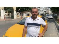 Günün kahramanı taksici: Caddeyi geçip insanların üzerine giden otomobili durdurdu