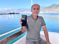 Heyecanla yakaladığı 2 buçuk metrelik devasa köpek balığını denize bıraktı