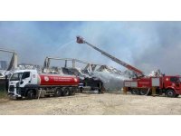 Pamuk deposundaki yangın devam ediyor, ekiplerin müdahalesi sürüyor