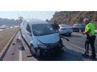 Aynı istikametteki araca çarptıktan sonra Karşı şeride geçip tur aracına çarptı: 3 yaralı