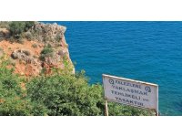 Çit ve uyarı tabelasını dikkate almayıp falezlere çıkan gençler ölüm atlayışları yapıyor