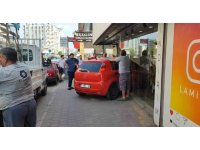 Otomobil mağazaya daldı, sürücü kazayı yara almadan atlattı