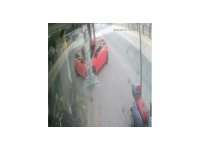 Otomobilin mağazaya daldığı anlar kamerada