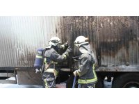 Antalya’da park halindeki kamyon alev aldı, içindeki otel animasyon malzemeleri yandı