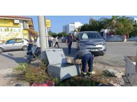 Kaza yapan araçlar elektrik panosu devirdi