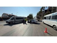 Manavgat’ta otomobil tur aracına çarptı: 5 yaralı
