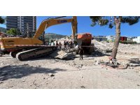 Yıkım çalışmasında facia: Operatörle birlikte iş makinesi enkaz altında kaldı