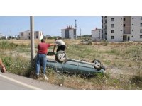 Serik’te otomobil şarampole yuvarlandı, sürücü ve 13 yaşındaki çocuğu yaralandı