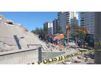 Çöken binadan iş makinesi operatörünün cansız bedeni çıkarıldı