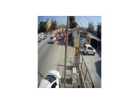 Emniyet şeridi ihlaliyle gelen kazayı yaya kıl payı atlattı