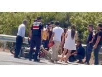 Antalya’da motosiklet devrildi, sürücü yaralandı