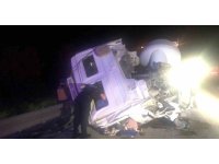 Arkadan çarptığı tırın şoför kabinini devirdi, sürücü kabinde sıkıştı