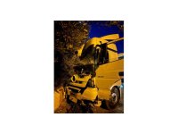 Tır sürücüsü uyudu, ortalık savaş alanına döndü: Önce üste geçide ardından da ağaç ile 2 araca çarptı