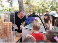 Kotan’dan çocuklara karne hediyesi dondurma ikramı