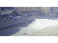 Hafif ticari araçla çarpışan motosiklet sürücüsü ve yolcu ölümden döndü