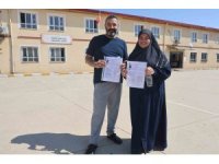 Karı, koca çift el ele girdikleri sınav merkezinde yan yana sınıflarda üniversite hayali için ter döktüler