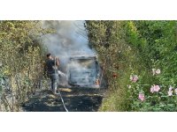 Bahçesindeki otları yakmak istedi, otomobili yaktı