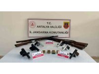 Antalya’da jandarmadan kaçak silah operasyonu