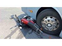 Yolcu otobüsüyle çarpışan motosikletli, lastiğin altında kalmaktan son anda kurtuldu