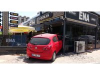 Mersin’de kontrolünü kaybeden kadın sürücü aracıyla kafeye daldı