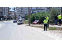 Manavgat’ta direğe çarpan otomobil sürücüsü yaralandı