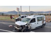 Antalya’da hafif ticari araçlar kafa kafaya çarpıştı: 4 yaralı