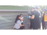 Küçük kızı, kazada hafif yaralanan annesinden ayrılmak istemedi