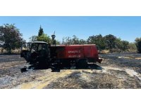 Arazi yangınında alevlerin arasında kalan itfaiye aracı yandı