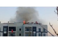 Apartmanın çatısında çıkan yangın paniğe neden oldu