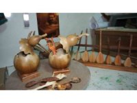 İki kalas bir hevesle başladı, minyatür sanatın ustasına dönüştü