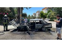 Antalya’da seyir halindeyken alev alan Tofaş otomobil kullanılamaz hale geldi