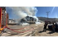 Saman yüklü kamyon elektrik tellerine takıldı, yangın çıktı