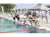 Mersin’de çocuklar, hem yüzme öğreniyor hem de eğleniyor