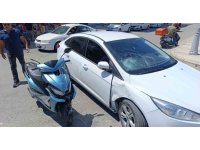 Otomobilin çarptığı motosikletli, havaya fırlayıp camın üzerine düştü