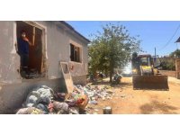 Sokaklarda topladığı çöpleri 7 yıldır evinde biriktiren zihinsel engelli kadının çöp evinde temizlik çalışması başladı