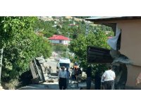 Kamyon eve çarpıp devrildi sürücü hayatını kaybetti