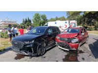 Antalya’da iki otomobil çarpıştı: 7 yaralı