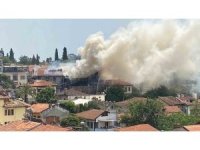 Antalya tarihi kale içinde bir otelde yangın çıktı. Yangın otele bitişik durumda olan iki iş yerine daha sıçradı. İtfaye ekiplerinin söndürme çalışmaları sürüyor.