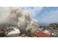 Antalya Kaleiçi’ndeki yangın 2 saatte kontrol altına alındı