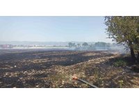 Burdur’da arazide çıkan yangında 10 dönüm anız, saman balyaları ve sulama boruları zarar gördü