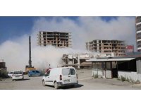 Deprem etkisi oluşturan 13 katlı bina yerle bir olma anı kamerada