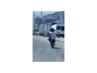 Hatay’da motosikletlinin tehlikeli hareketleri yürekleri ağza getirdi