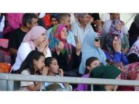 Eşler, çocuklar sahada kadınlar tribünde