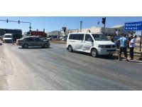 Tur aracı ile otomobil çarpıştı: 2 çocuk yaralandı