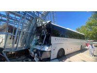 Otel servis otobüsü, midibüs ve kamyonun karıştığı kazada 21 kişi yaralandı