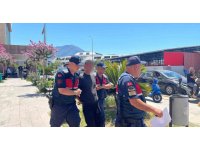Birlikte yaşadığı eski eşini bıçakla yaraladı
