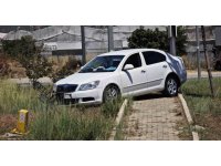 Refüje çıkan otomobildeki 3 kişi yaralandı