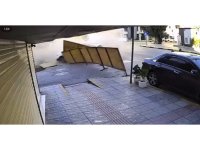 Otomobille çarpışan cip önüne ne geldiyse yıktı