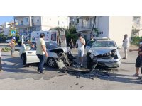 Antalya’da kavşakta otomobiller çarpıştı: 3 yaralı