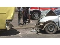 Otomobil otobüse çarptı: 2 yaralı